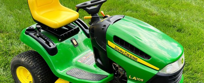 John Deere S100 Lawn Tractor
