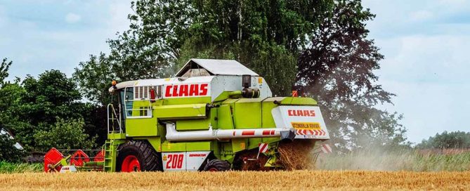 John Deere S690 combines