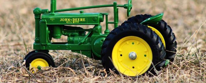 John Deere 8210